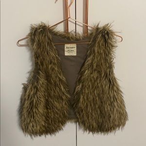 Girl m/lg fake fur vest.